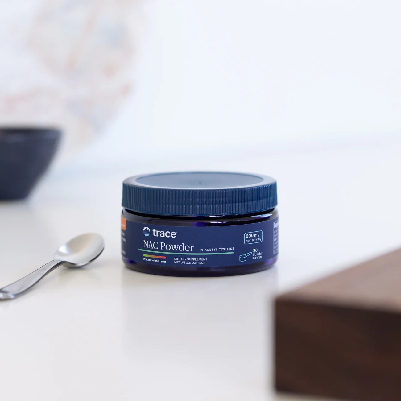 Trace Minerals NAC pakuotė ant stalo, šalia arbatinis šaukštelis