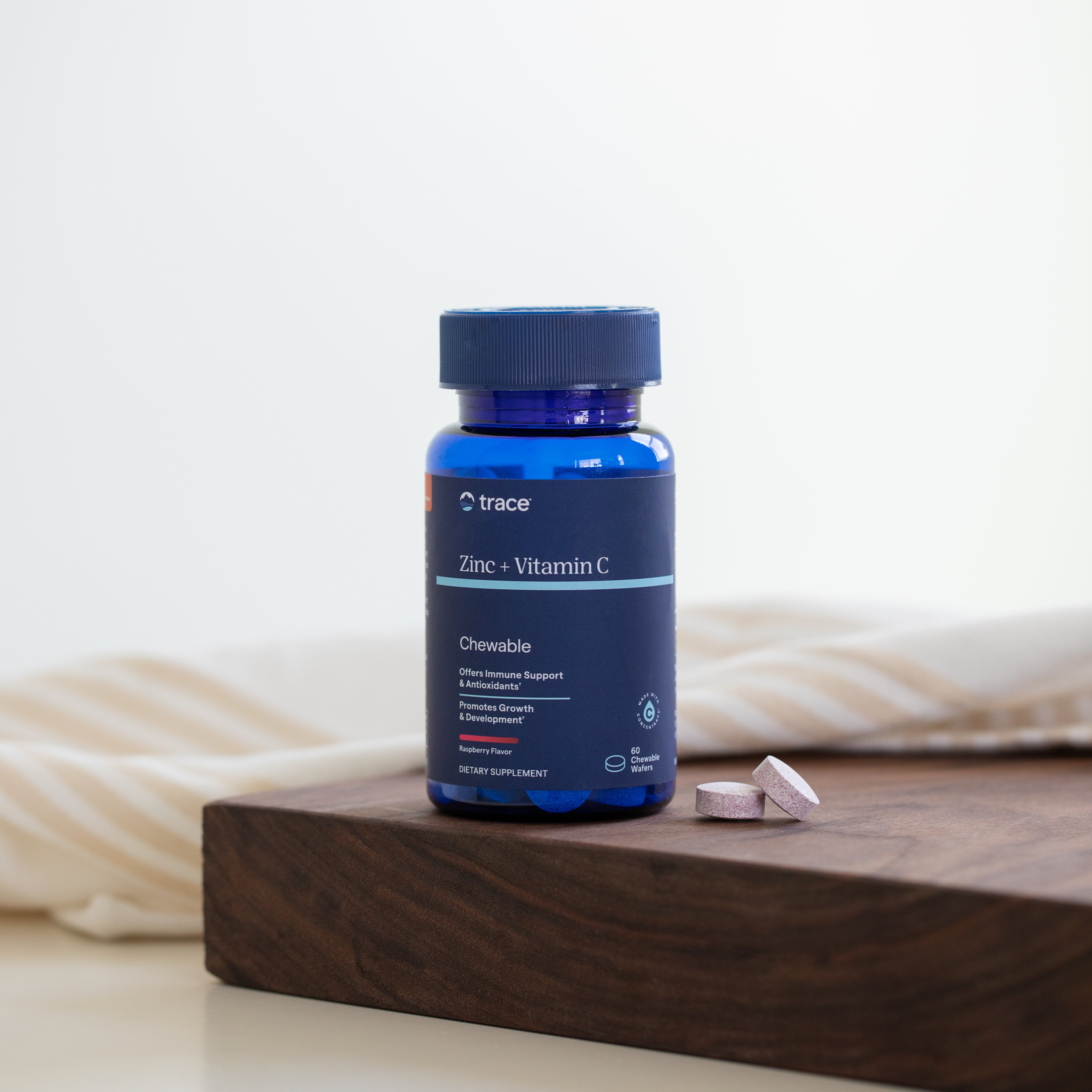 Trace minerals cinko ir vitamino C pakuotė ant medinio stalo