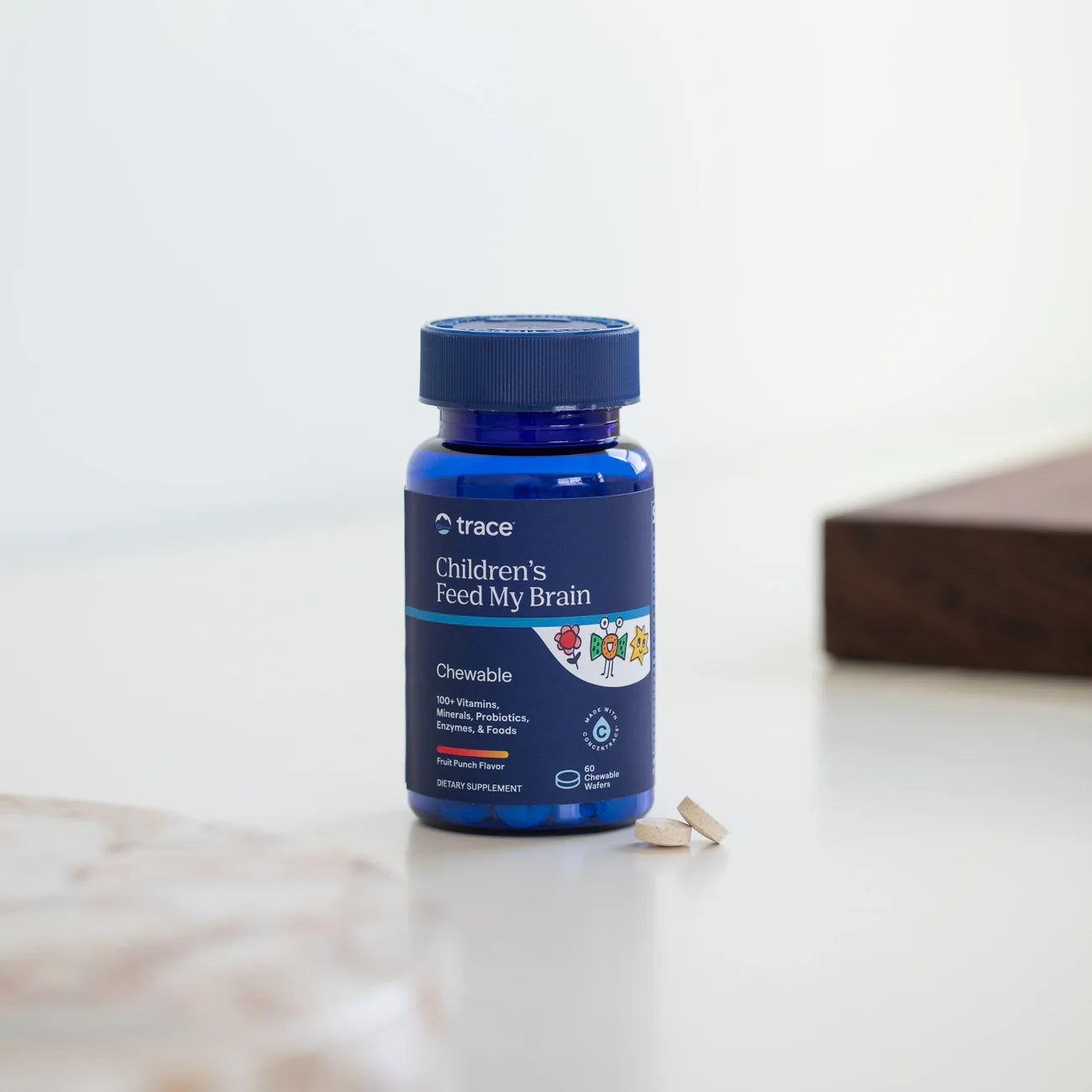 Mėlynas Trace Minerals vitaminų komplekso Feed My Brain ant šviesaus paviršiaus.