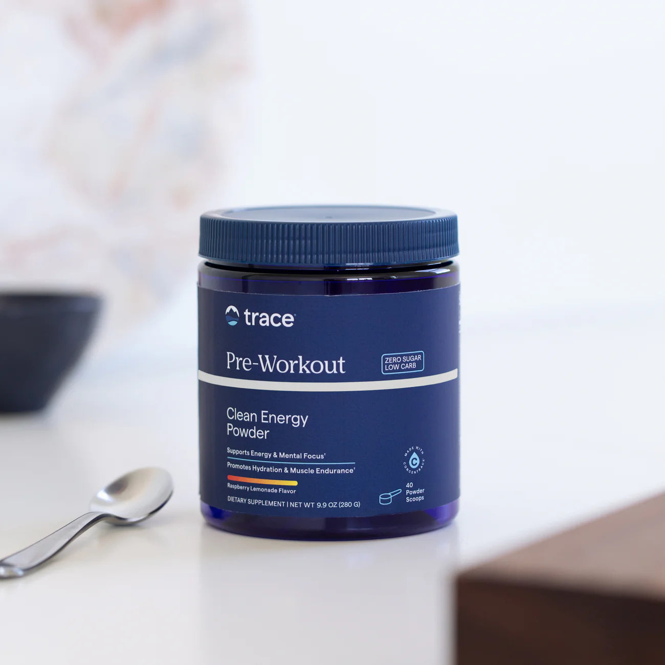Trace Minerals Pre workout pakuotė šviesiame fone ant stalo su arbatiniu šaukšteliu šalia