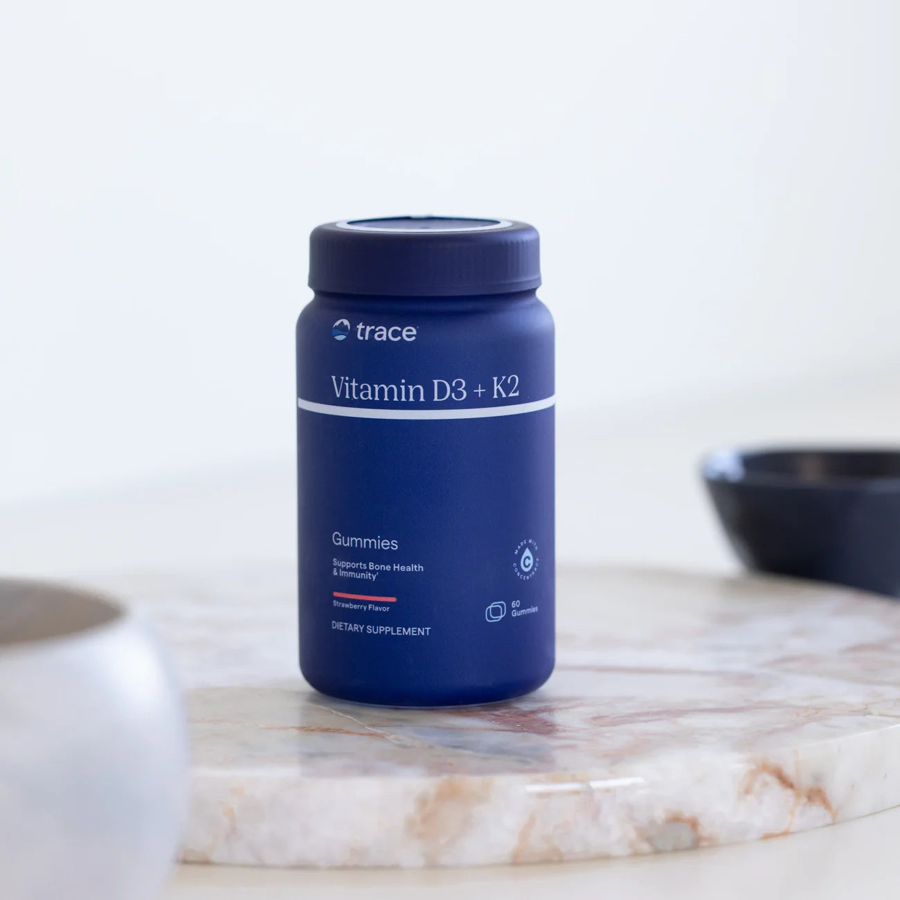 Trace Minerals vitamino D3+K2 guminukų pakuotė šviesiame fone ant stalo